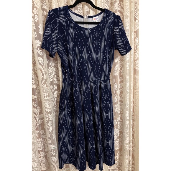 LuLaRoe Dresses & Skirts - LuLaRoe Large Amelia Dress Diamond Print Short Sleeve Pockets Zip Stretch EUC